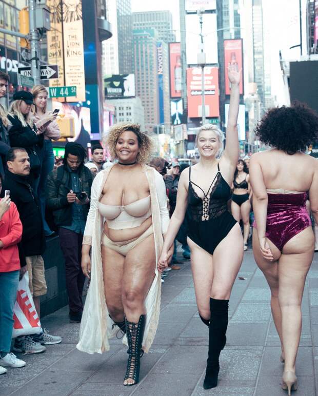 Полураздетые девушки всех размеров прошлись по Таймс-сквер
