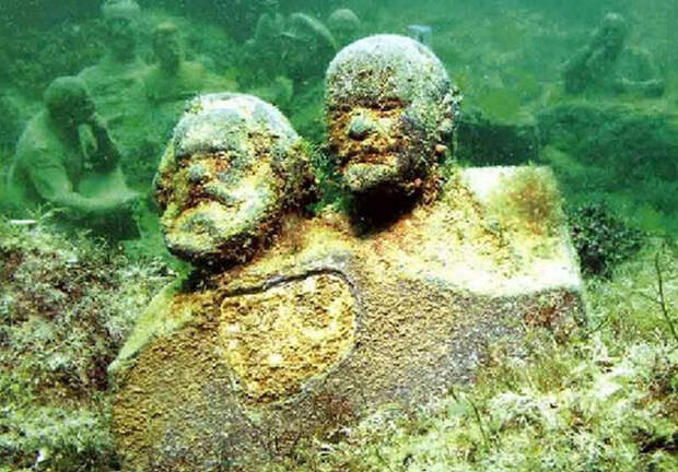 Мыс Тарханкут, подводный музей советской эпохи «Аллея вождей» (Крым)