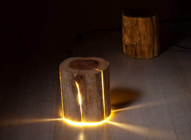 Светильник из необработанного деревянного пня, который позволит создать лёгкое и романтическое освещение в любом помещении. 