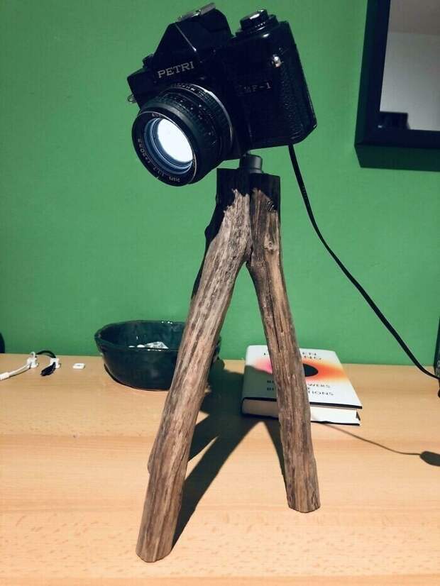 28. "Сделал лампу для рабочего стола из старой камеры, сломанной лампы и найденной в лесу коряги"
