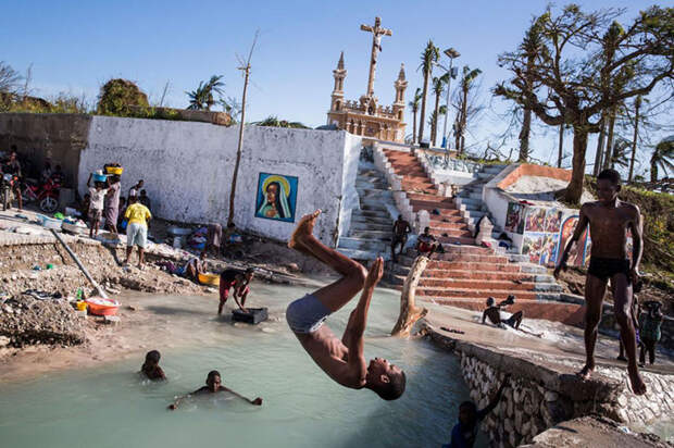 47. Дети купаются в реке в разрушенном ураганом Мэтью городе Пор-Салю, Гаити  national geographic, журнал, мир, фотография