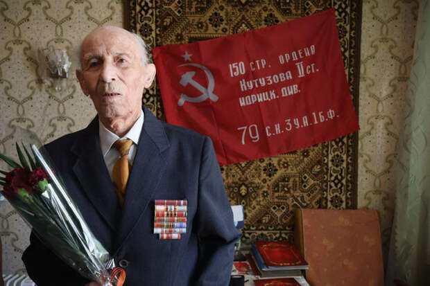 Петербургские полицейские поздравил 104-летнего участника ВОВ с Днем Победы в Мариуполе