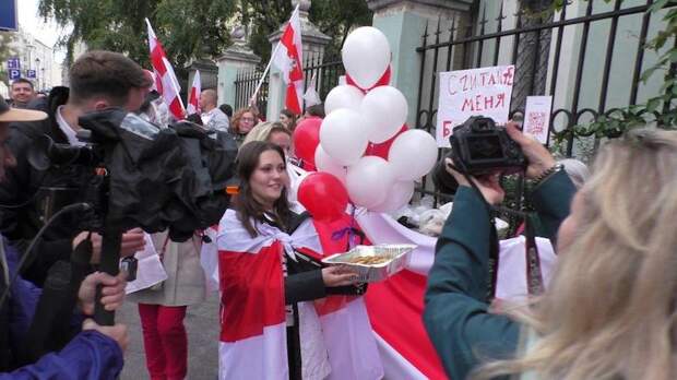 Московские коллаборанты устроили под посольством Белоруссии замайданную вакханалию Московские коллаборанты устроили под посольством Белоруссии замайданную вакханалию