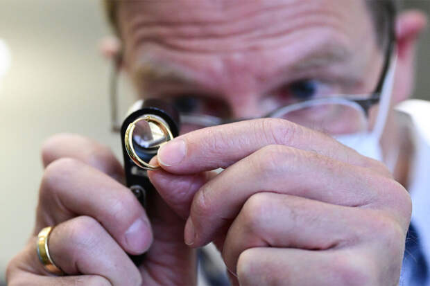 В Улан-Удэ работница ломбарда получала деньги, принимая серебро под видом золота