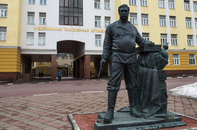 Памятник герою фильма «Белое солнце пустыни», таможеннику Павлу Верещагину в исполнении актера Павла Луспекаева (скульптор Екатерина Коваль) у здания Федеральной таможенной службы России в Москве.