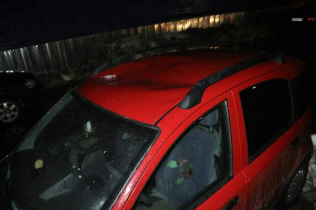 Автомобили, пострадавшие от падения сосулек в Санкт-Петербурге зима, санкт-петербург, сосулька