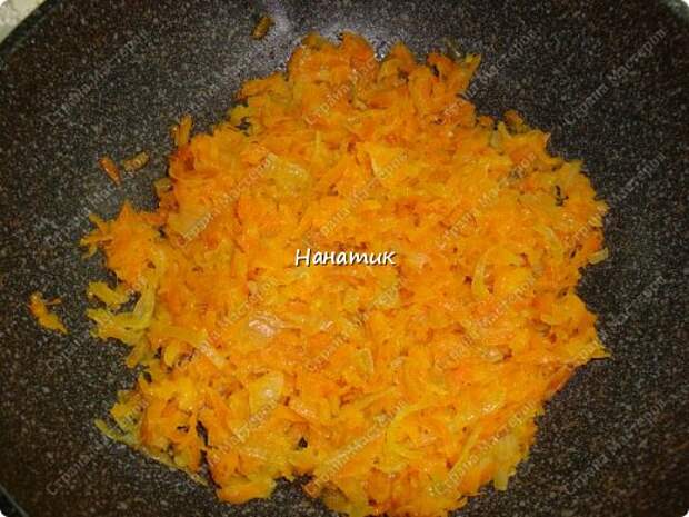 Предлагаю вашему вниманию рецепт из рыбки: -5 средних луковиц -морковь среднего размера 5шт -минтай 3шт -мука для панировки рыбы -растит.масло для обжарки -соль по вкусу -чеснок 2 зубчика -томат (у меня домашний) 700мл -зелень петрушки 30г фото 5