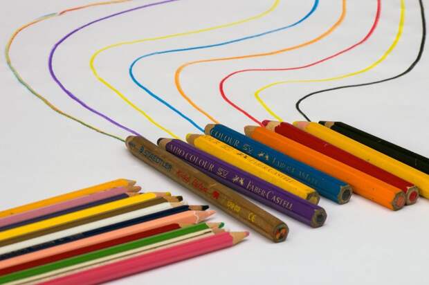 colorful-wooden-pegs-838280_1280 alt