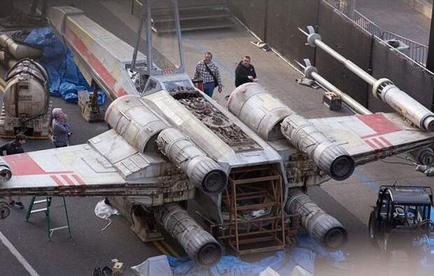 В Лос-Анджелесе появился полноразмерный истребитель X-wing (8 фото) В Лос-Анджелесе появился полноразмерный истребитель X-wing (8 фото)