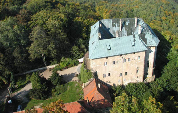 Замок Гоуска расположен на высокой скале. Фото: https://guruturizma.ru