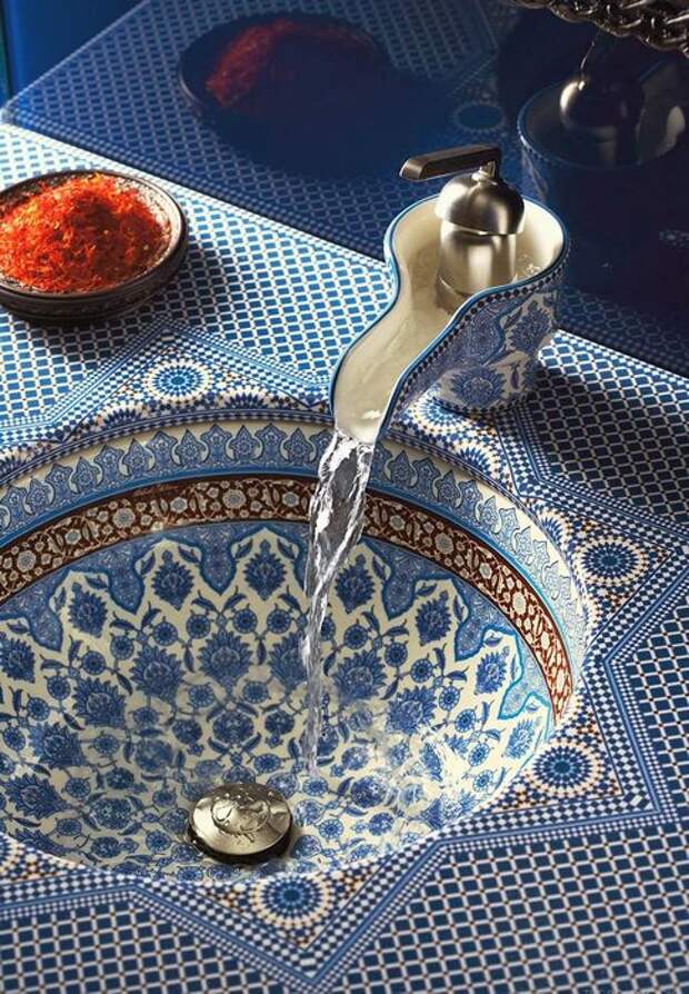 Раковина, украшенная марокканской мозаикой