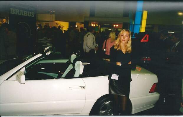 Любая девушка тогда хотела SL R129 от Brabus. А не белый Cayenne, прошу заметить! Чего лукавить, не только девушка — я хотел не меньше! автовыставка, автосалон, выставка, ретро фото