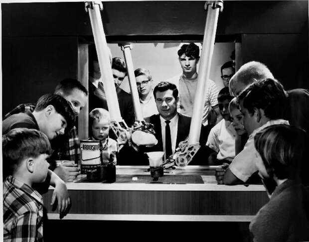 11. Демонстрация механических рук в Национальной лаборатории Ок-Ридж в Теннесси, 1968 год архивы, интересно, исторические фото, старые фото, фото