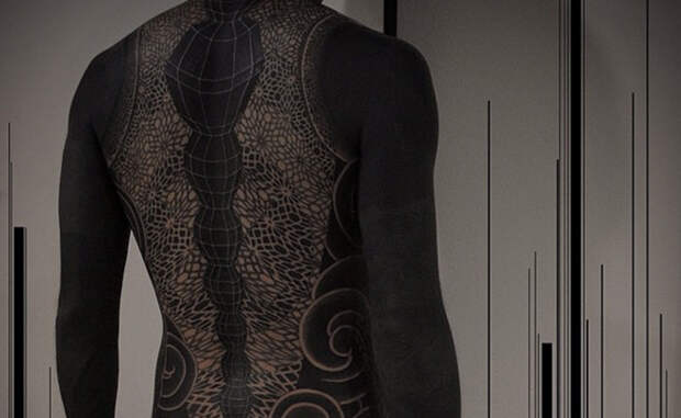 Тело Нередко люди прибегают к полному закрасу всего тела. Такая татуировка смотрится максимально эффективно.