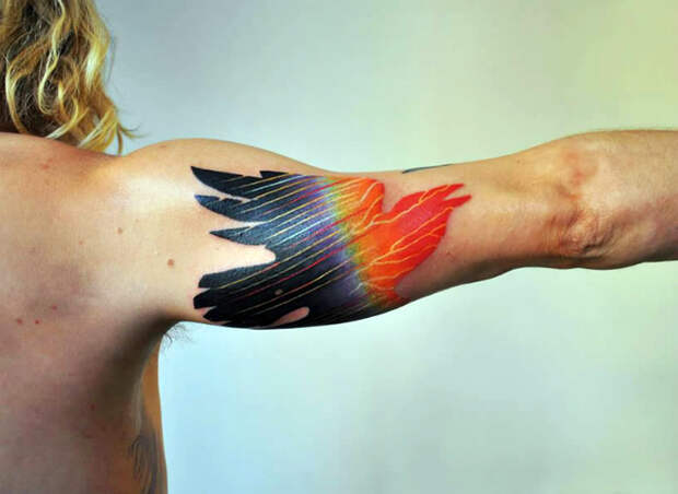 Татуировка с изображением птицы.