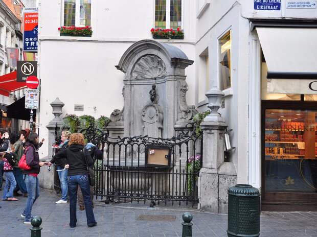 but-why-its-a-tiny-statue-on-the-corner-of-a-busy-pedestrian-street