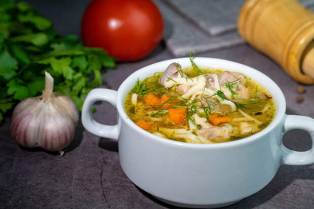 Суп из курицы без картошки с домашней лапшой и специями