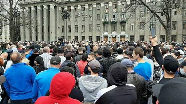 Ситуация у здания правительства Северной Осетии во Владикавказе Ситуация у здания правительства Северной Осетии во Владикавказе