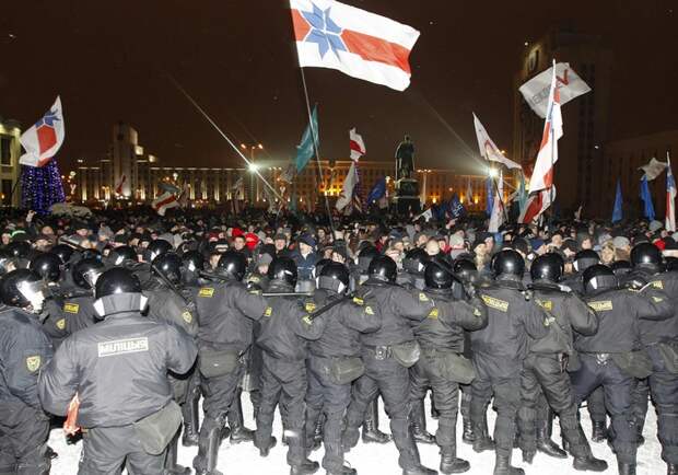 10 лет назад белорусы уже пытались добиться отставки Лукашенко. Вот 7 фото с митинга