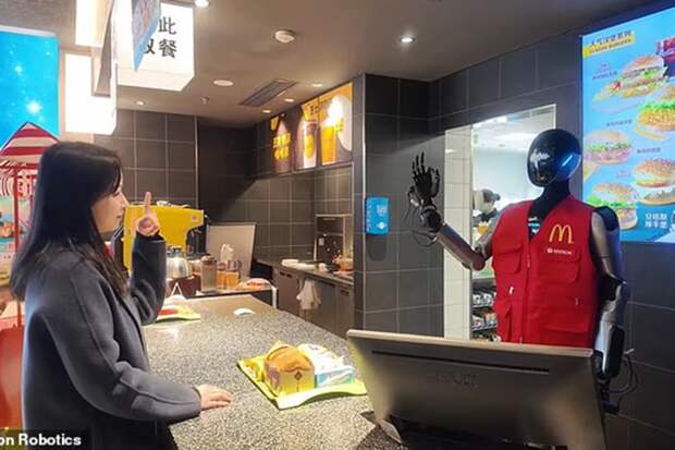 Daily Mail: в "Макдональдсе" в Китае начали работать сотрудники-роботы