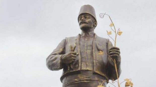 СТРАНА: из Ленина сделали болгарина с виноградной лозой