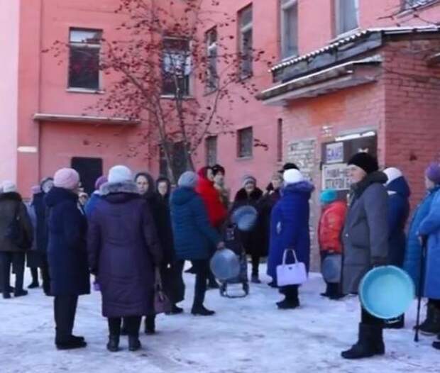 Пенсионеры с  тазиками обратились к главе Миасса и пожаловались на закрытие городской бани
