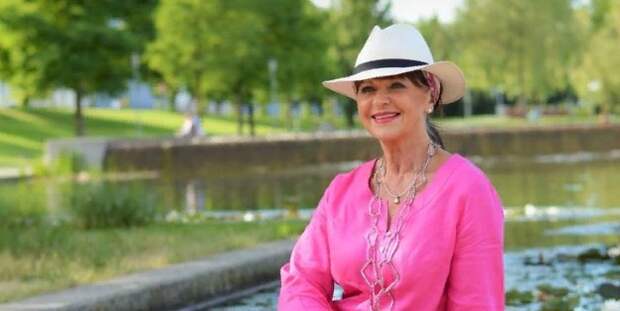 Так одевается женщина 55 лет у которой есть вкус: модные базовые летние вещи