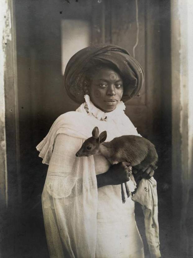 Молодая кенийка со своим любимцем – оленёнком в городе Момбаса, март 1909 national geographic, неопубликованное, фото