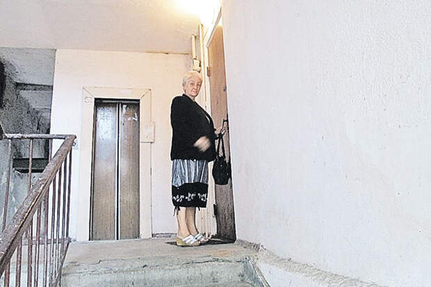 Галина Дюкарева у двери своей квартиры. Она не может зайти в свой дом уже 13 лет.  