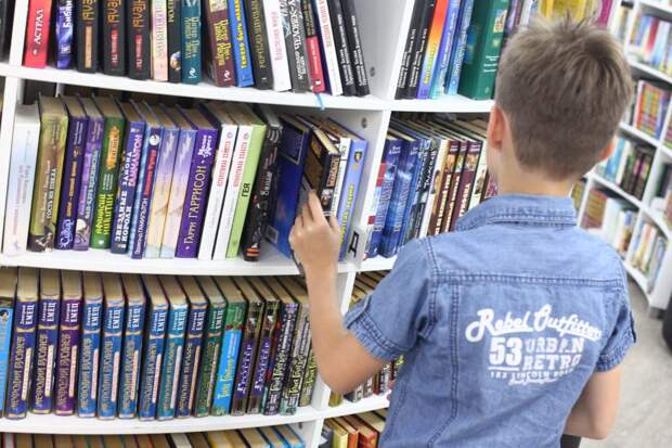 Школьник выбирает книги в библиотеке / Фото: Агентство Москва