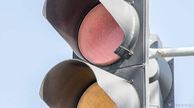 В Челябинске ехавшая на красный маршрутка едва не сбила толпу пешеходов