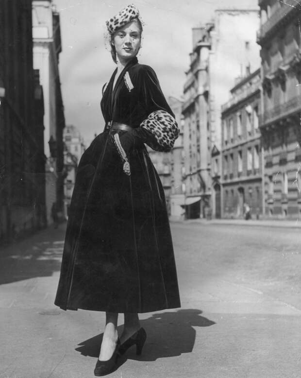 Модель в пальто Christian Dior, 1947