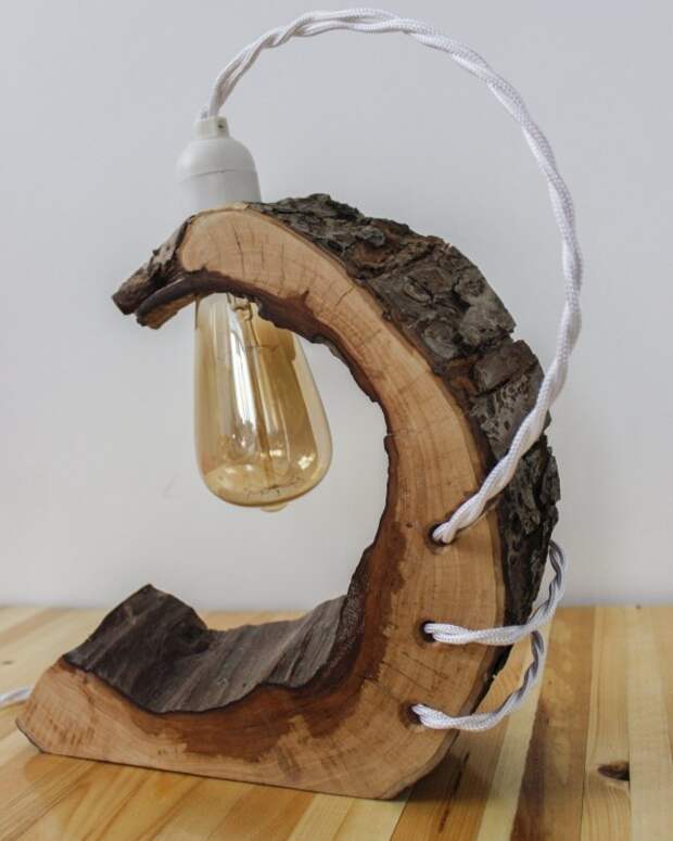 Оригинальный настольный светильник из необработанного куска деревянного пня, который впишется в кантри и экостиль. 