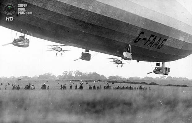 Октябрь 1926 года. Пара самолётов Gloster Grebe по бокам британского военного дирижабля R33. (Deutsches Bundesarchiv)
