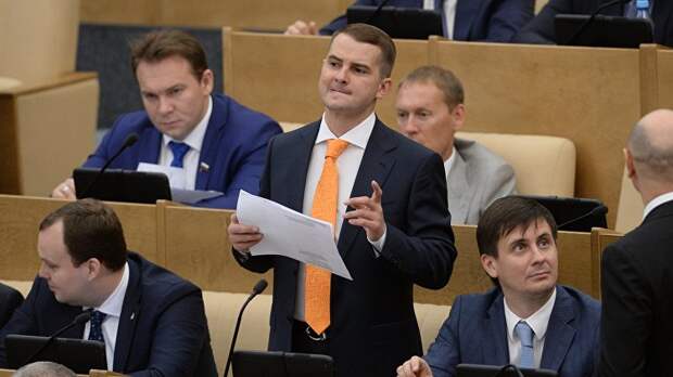 Депутаты Госдумы решили урезать премии руководителям госкомпаний 