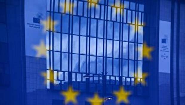 Отражение флага Евросоюза. Архивное фото