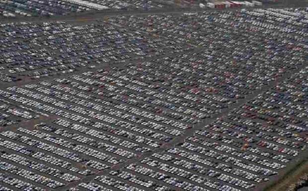 На фотографии  - тысячи непроданных машин, нашедших свой покой в местечке Ширнесс, Великобритания. авто, факты