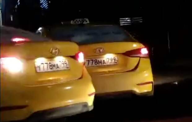 В Москве заметили две машины «Яндекс.Такси» с одинаковыми номерами. Компания заблокировала таксопарк Яндекс такси, Такси, Обман, Tjournal, Видео