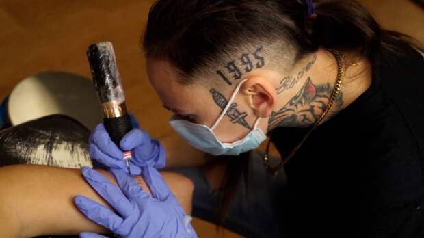 Тату-салон в Испании делает татуировки в обмен на игрушки для детей