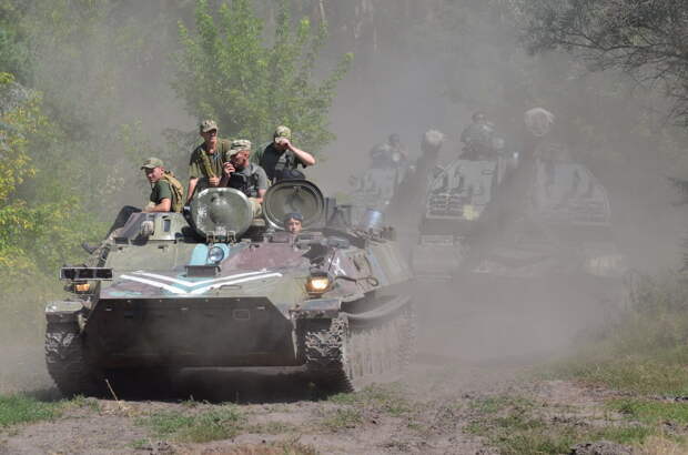 Появились кадры дуэли российского БТР-82А с десантом и БМП «Брэдли» ВСУ