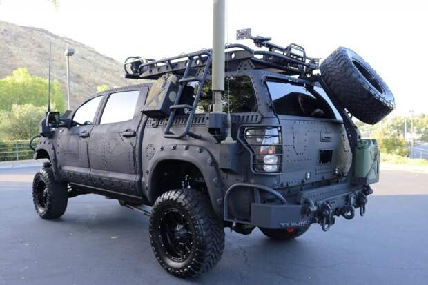 С этой сумасшедшей Toyota Tundra не страшен никакой зомби-апокалипсис