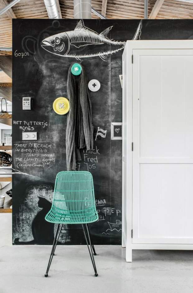 Грифельная стена для рисования мелом – один из способов разнообразить декор квартиры