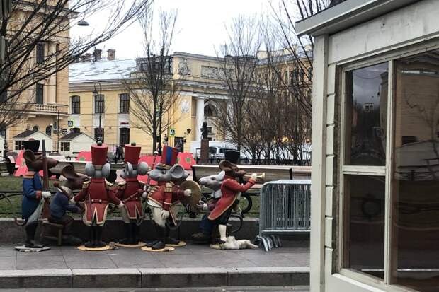 В центре Петербурга начался монтаж рождественской ярмарки. Уже можно увидеть первых мышей!