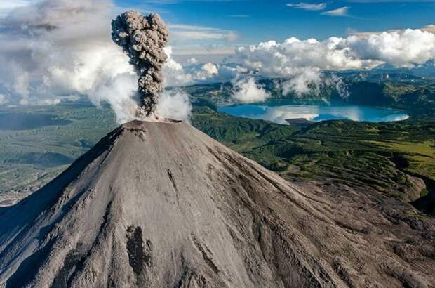 Лавы Карымского вулкана настолько вязкие, что огненные потоки не всегда достигают подножия вулкана.