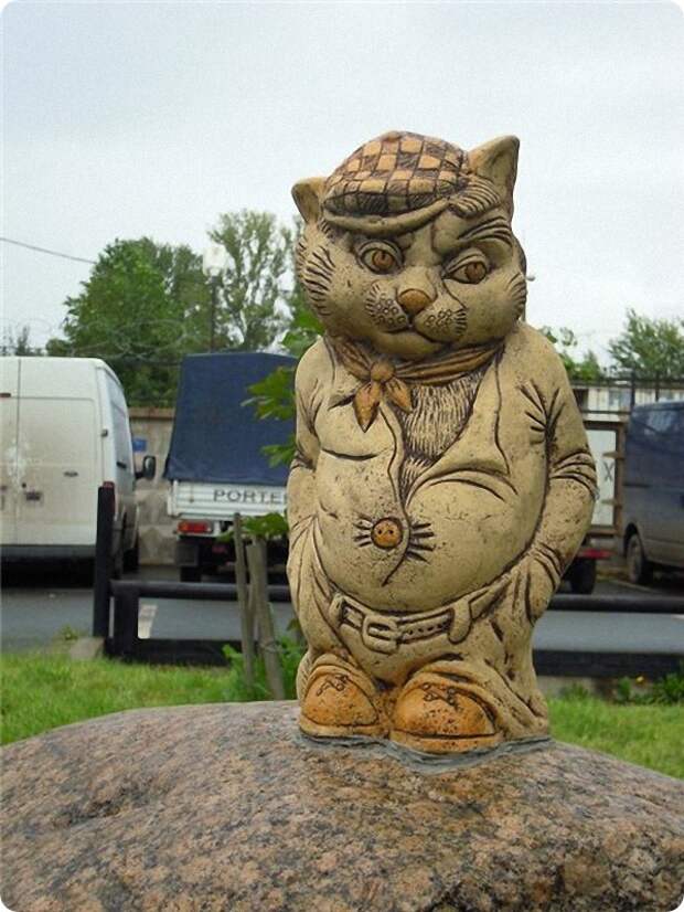 Скульптура «Кот на камне» 