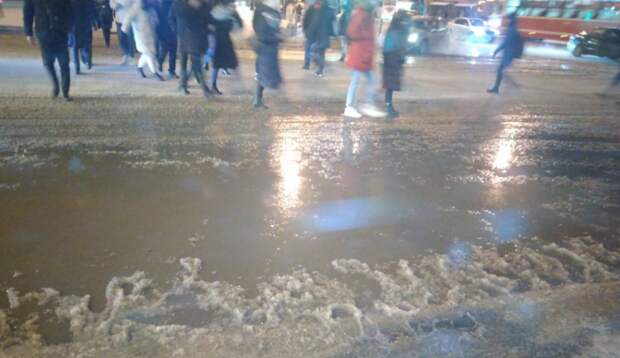 Прорывы труб, "сауна" в подъезде и бесчисленные ДТП: зима обнажила коммунальные проблемы Петербурга