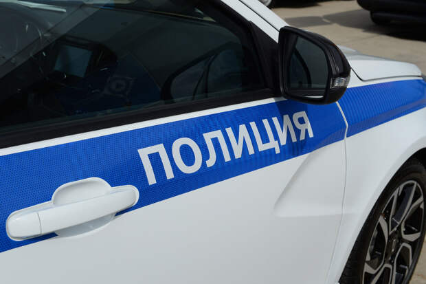 В Москве неизвестные положили подозрительный предмет под розовый Mercedes-Benz