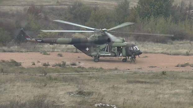 Вертолеты Ми-8 отработали высадку десанта и эвакуацию «раненых» на учениях в Сербии