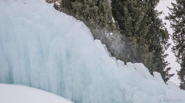 На Зюраткуле начал таять знаменитый ледяной фонтан