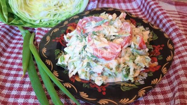Салат из молодой капусты с помидорами и сыром — рецепт